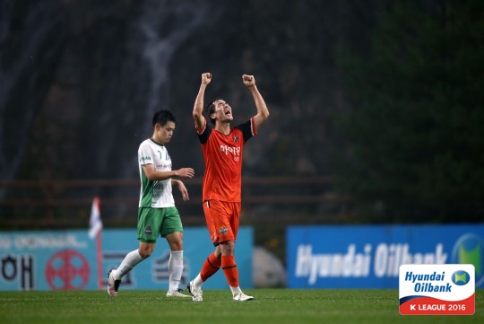 강원FC 수비수 최우재가 안산전 승리 후 기뻐하고 있다. /사진=한국프로축구연맹 제공