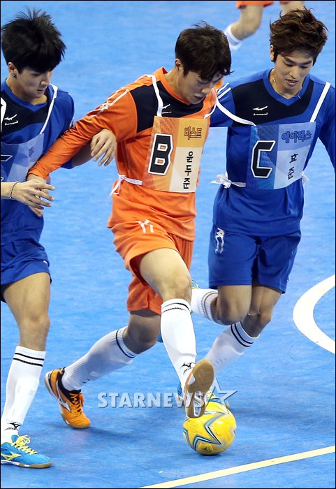 지난 2014년 '아이돌스타 육상·양궁·풋살·컬링 선수권대회' 풋살경기에서 볼다툼을 하고 있는 윤두준