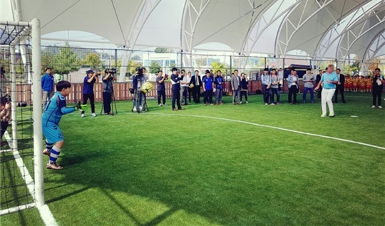 행사 참가자 및 취재진들이 지켜보는 가운데 거스 히딩크 前 감독이 시축을 진행하고 있다. /사진=지에스앰 제공