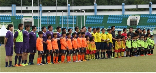 김병지, 김태영, 최태욱 등 팀2002 회원과 안성시 관계자로 구성된 연합팀과 연예인 축구팀 FC 일레븐이 경기 전 기념촬영을 하고 있다. /사진=지에스엠 제공
