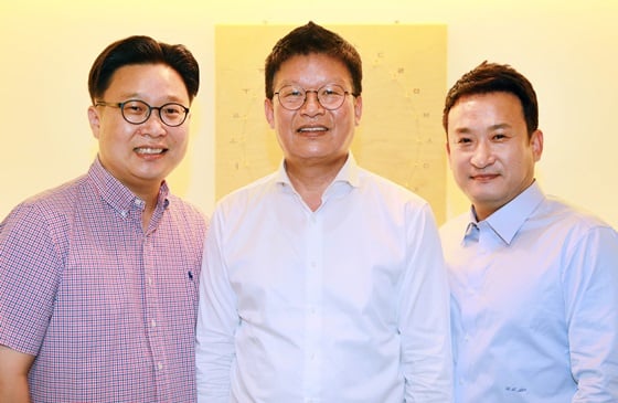 성신여대 서경덕 교수(왼쪽부터) 에듀윌 정학동 대표, 방송인 서경석 /사진제공=서경덕 성신여대 교양학부 교수 연구팀