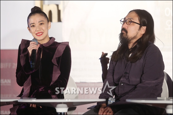 아오이 유우와 야마시타 노부히로 감독 / 사진=이동훈 기자