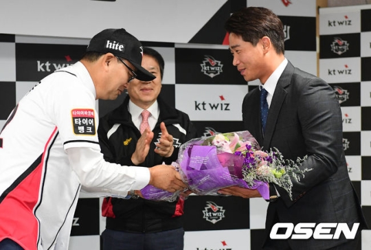 김진욱 감독과 주장 박경수.