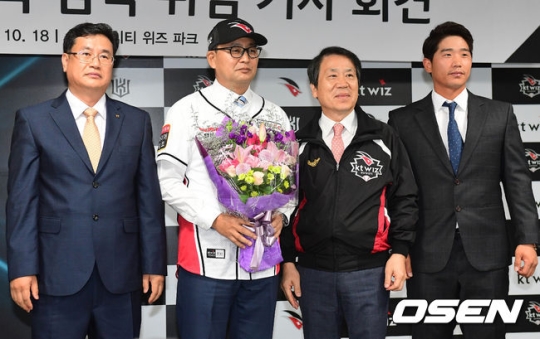 김진욱 신임 감독 취임식에 참석한 임종택 신임 단장, 김준교 사장, 박경수(왼쪽부터).