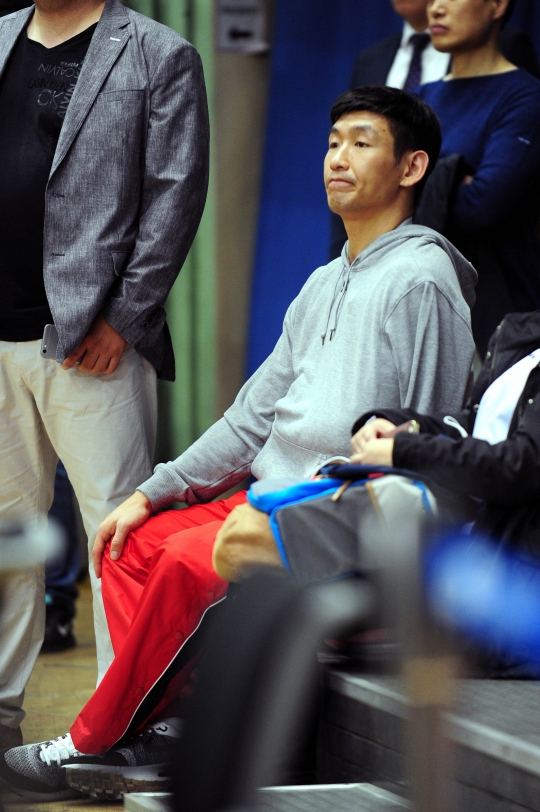 부상을 당한 양동근이 코트 밖에서 경기를 지켜보고 있다. /사진=KBL 제공