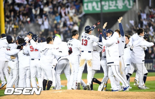 단 1점으로 한국시리즈 1차전을 승리한 두산 선수들.