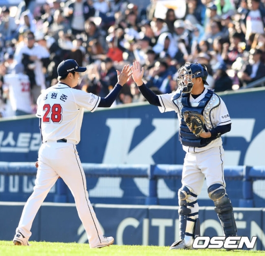 한국시리즈 2차전에서 장원준과 환상의 호흡을 선보인 양의지.