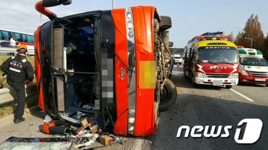 6일 경부고속도로 부산방향 회덕분기점 인근에서 관광버스가 전도되는 사고가 발생 승객 4명이 숨졌다./사진= 뉴스1