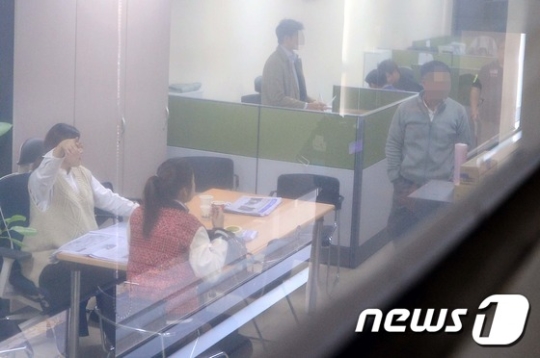 검찰이 8일 오전 서울 송파구 대한승마협회에서 압수수색을 하고 있다./사진=뉴스1