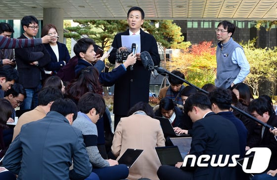 박근혜 대통령 변호를 맡은 유영하 변호사가 15일 서울 서초동 서울고등검찰청앞에서 기자회견을 하고 있다 /사진=뉴스1