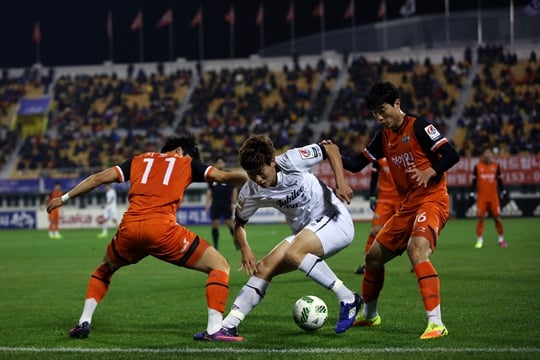 강원과 성남이 1차전에서 승부를 가르지 못했다. /사진=한국프로축구연맹 제공