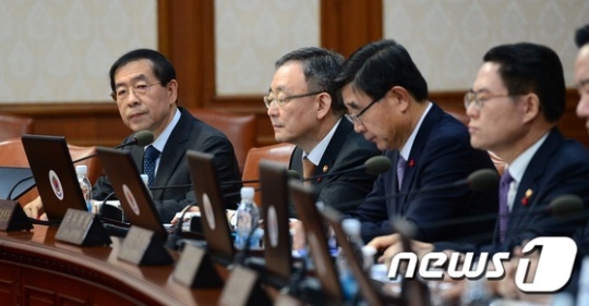 박원순 서울시장이 국무회의서 내각 총사퇴를 요구했다. /사진=뉴스1