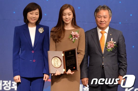 김연아(가운데)가 스포츠 영웅으로 선정됐다. /사진=뉴스1