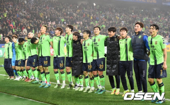 전북 선수단이 1차전 승리 후 팬들과 함께 승리의 기쁨을 나누고 있다