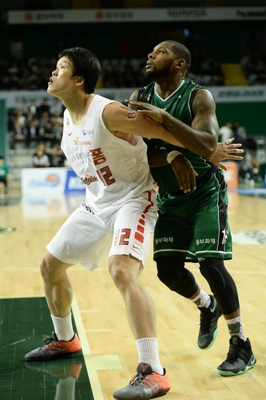 송창무가 맥키네스를 막고 있다. /사진=KBL