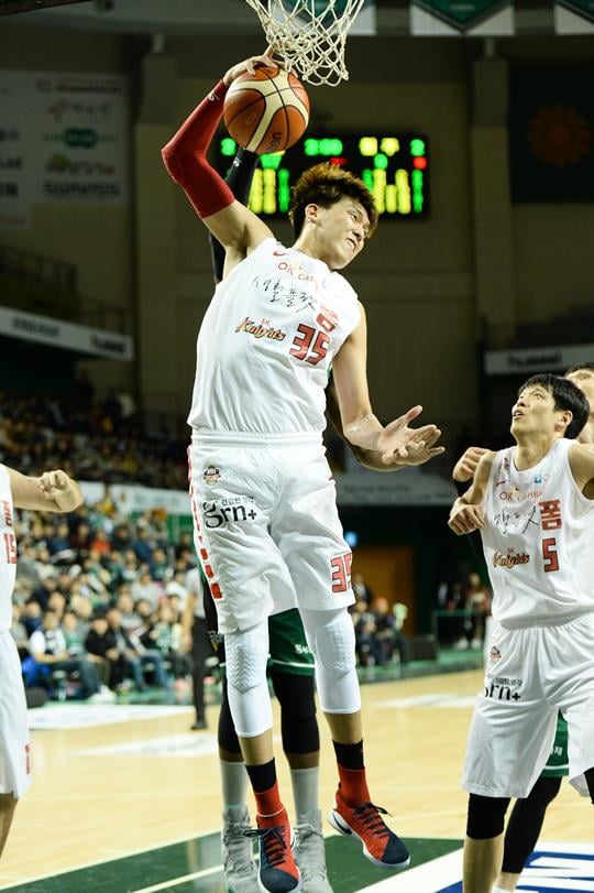 최준용이 리바운드를 잡고 있다. /사진=KBL