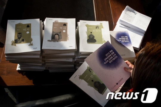 교육부가 28일 서울 세종로 정부서울청사에서 국정 역사교과서 현장검토본과 편찬기준(안)을 언론에 배부하고 있다./사진=뉴스1