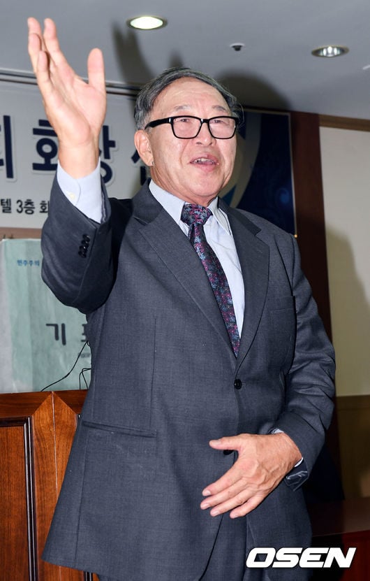 초대 대한야구소프트볼협회 회장에 당선된 김응용 회장.