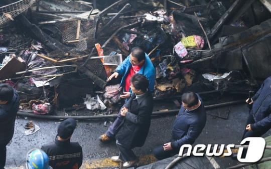 박근혜 대통령이 1일 오후 큰 불이나 잿더미로 변한 대구 중구 서문시장을 방문해 화재 현장을 둘러보고 있다./사진=뉴스1