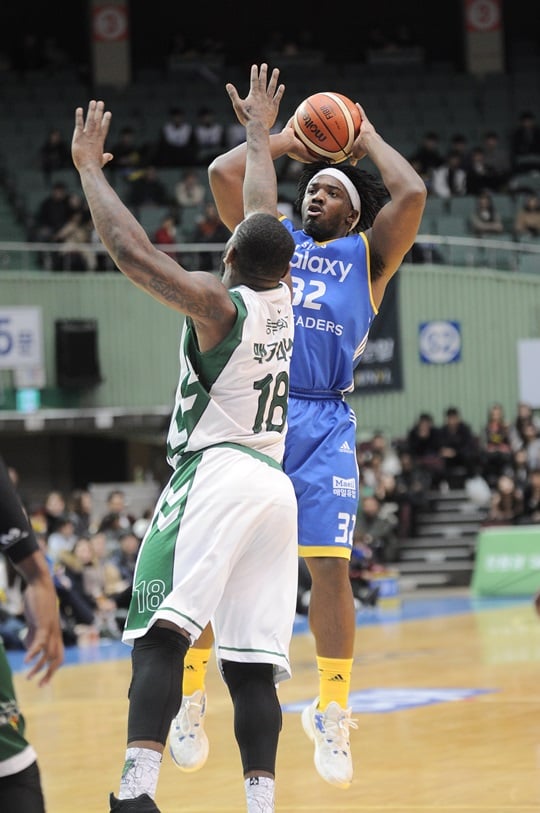 전천후 활약을 펼치며 팀 승리를 이끈 마이클 크레익. /사진=KBL 제공