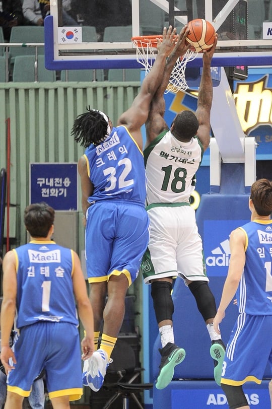 2라운드에서 격돌한 크레익과 맥키네스. /사진=KBL 제공