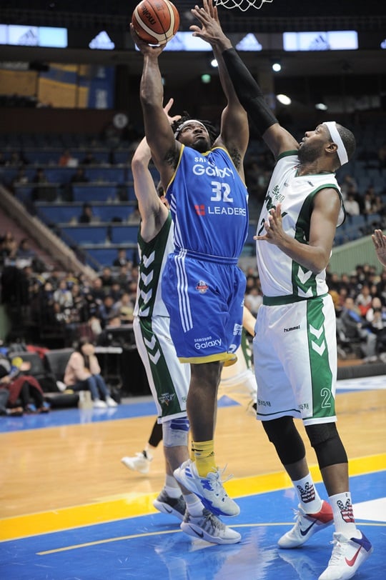 안팎에서 맹활약하며 팀 승리를 이끈 마이클 크레익. /사진=KBL 제공