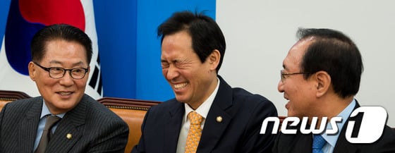 야3당 원내대표가 2일 국회에서 탄핵안 표결 등의 논의를 위한 회동을 하고 있다.  /사진=뉴스1