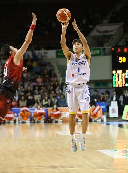 두 자릿수 득점과 어시스트를 기록하며 팀을 이끈 김태술. /사진=KBL 제공