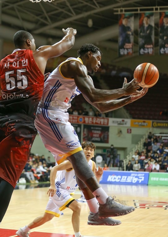 더블-더블에 공격 리바운드만 5개를 걷어낸 리카르도 라틀리프. /사진=KBL 제공