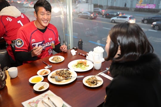 차영화 코치 돕기 일일호프가 성황리에 종료됐다. 사진은 노수광이 '선수들과의 식사'에서 팬과 식사를 하는 모습. /사진=KIA 타이거즈 제공