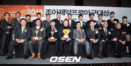 한 자리에 모인 수상자들