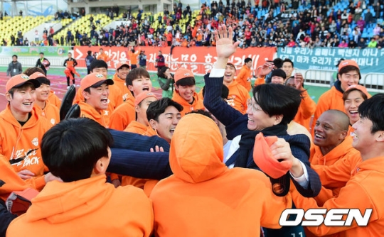 승격 확정 후 강원FC 선수들이 조태룡 대표이사를 헹가래치고 있다.