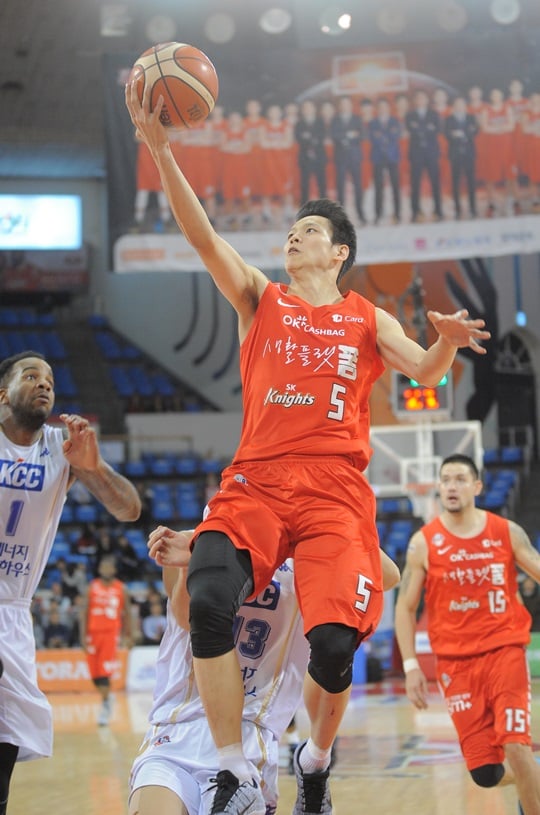 좋은 활약을 보이며 팀 승리를 이끈 김선형. /사진=KBL 제공