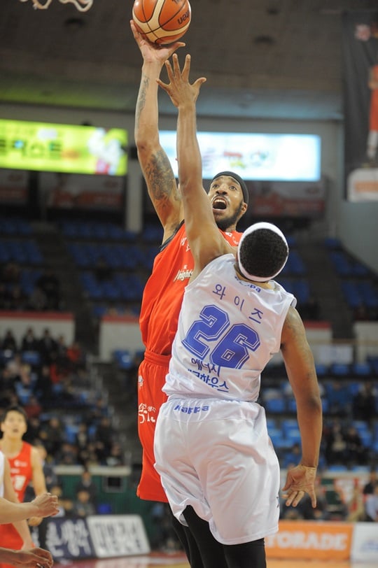 골밑에서 활약하며 팀 승리를 이끈 코트니 심스. /사진=KBL 제공