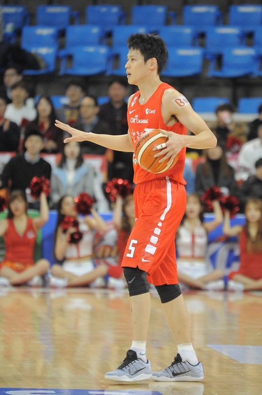 팀의 공수를 조율하며 승리를 이끈 김선형. /사진=KBL 제공
