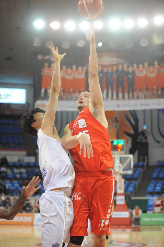 안팎에서 활약하며 팀 승리를 이끈 김민수. /사진=KBL 제공