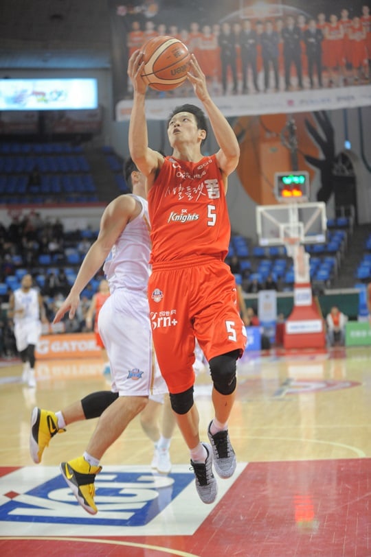 16점을 올리며 팀 승리를 이끈 김선형. /사진=KBL 제공