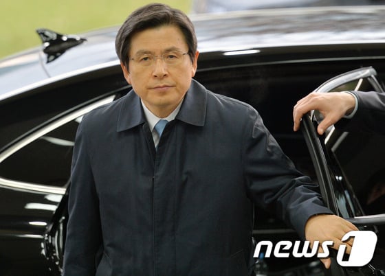황교안 국무총리가 9일 오전 서울 세종로 정부서울청사로 출근하고 있다. /사진=뉴스1