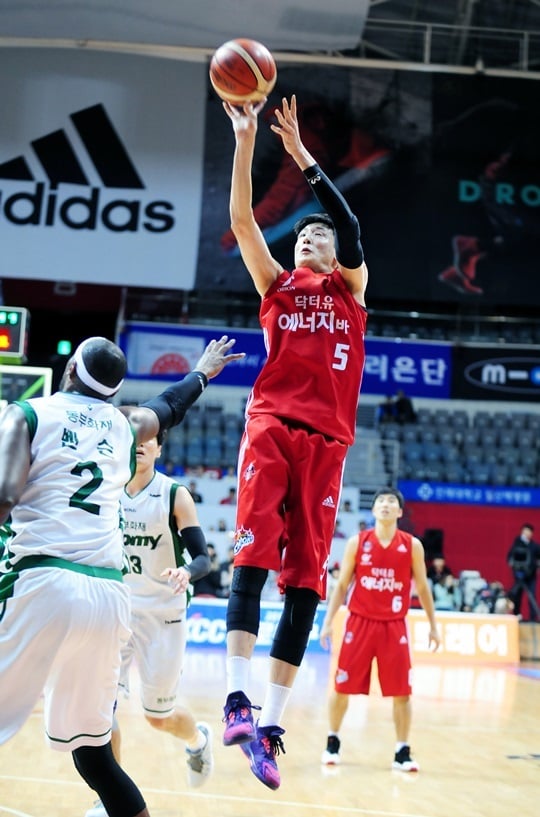 안팎에서 활약하며 팀 승리에 힘을 보탠 최진수. /사진=KBL 제공