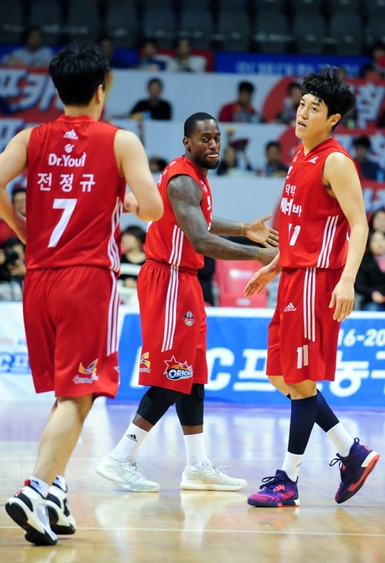 나란히 활약하며 팀 승리를 만들어낸 전정규-오데리언 바셋-허일영. /사진=KBL 제공