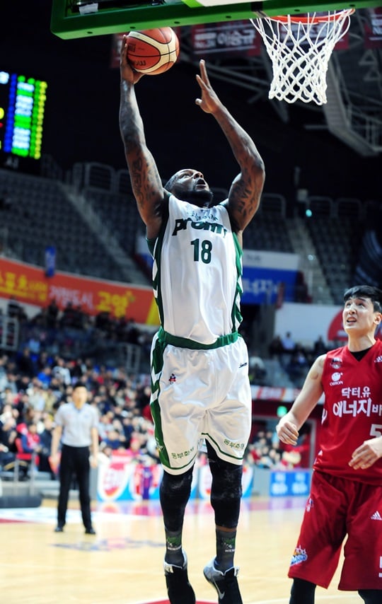 골밑을 공략하며 팀의 역전승을 이끈 웬델 맥키네스. /사진=KBL 제공