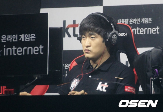 이영호가 철구, 김민철을 차례로 꺾고 ASL 시즌2 16강에 진출했다.