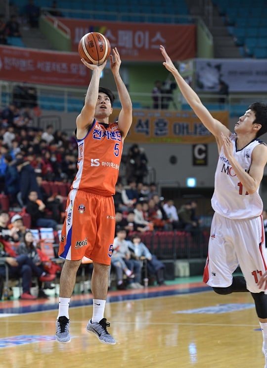 올 시즌 한 경기 최다득점을 폭발시키며 팀을 이끈 정병국. /사진=KBL 제공