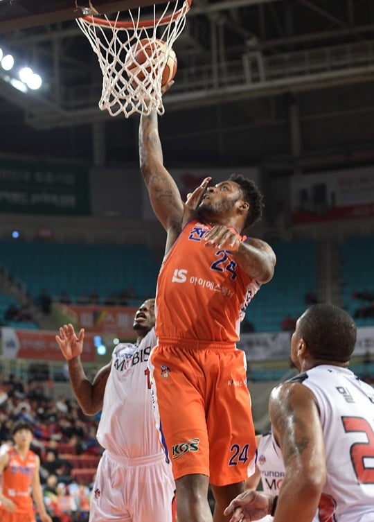 더블-더블을 만들며 팀 승리를 이끈 제임스 켈리. /사진=KBL 제공