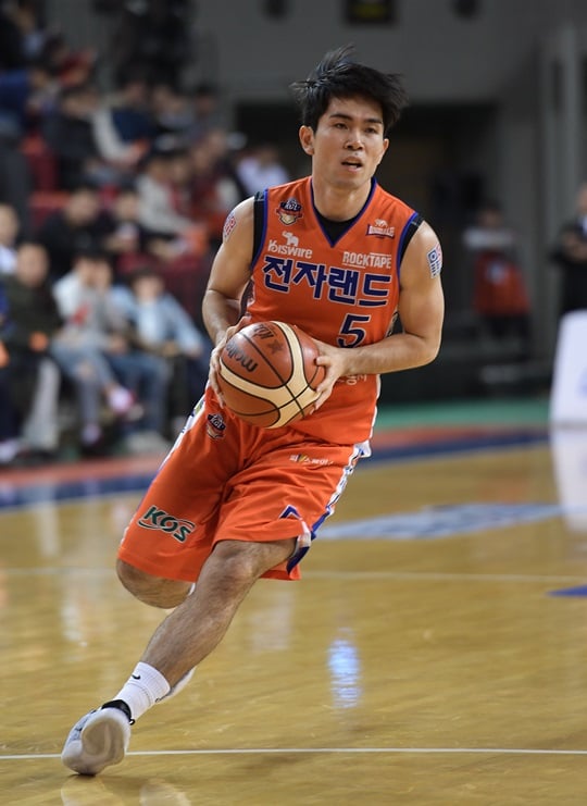 맹활약을 펼치며 팀 승리를 이끈 정병국. /사진=KBL 제공