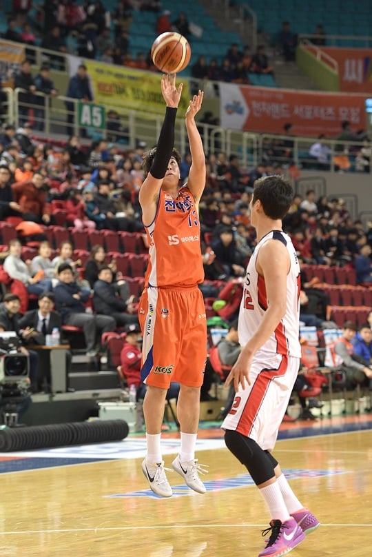 12점을 올리며 팀 승리를 이끈 강상재. /사진=KBL 제공
