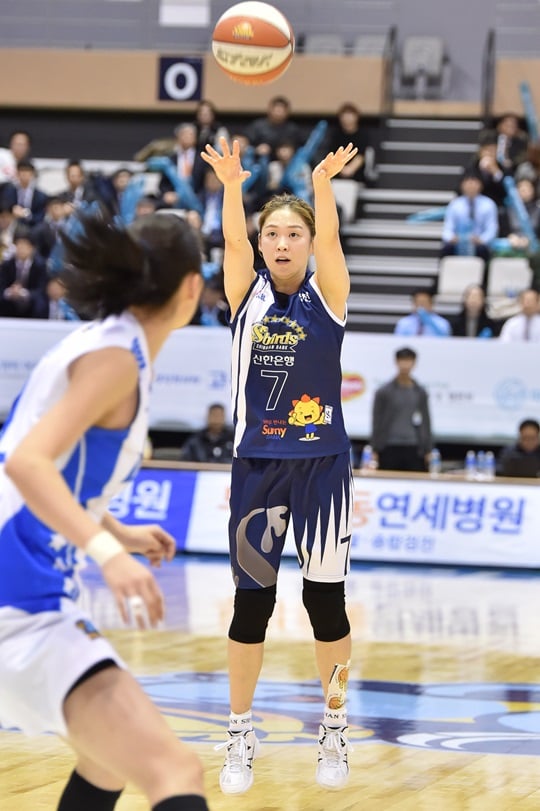 30초를 남기고 역전 3점포를 폭발시킨 윤미지. /사진=WKBL 제공