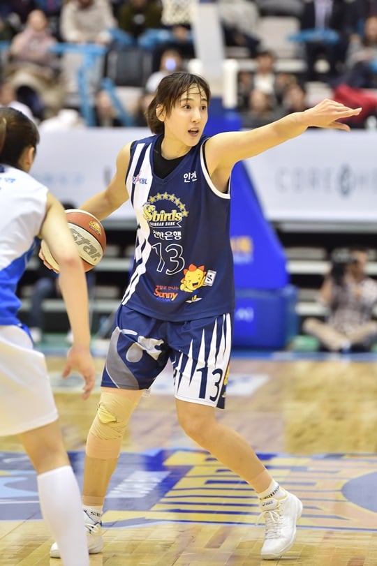 두 자릿수 득점을 만들며 팀 승리에 힘을 보탠 김단비. /사진=WKBL 제공