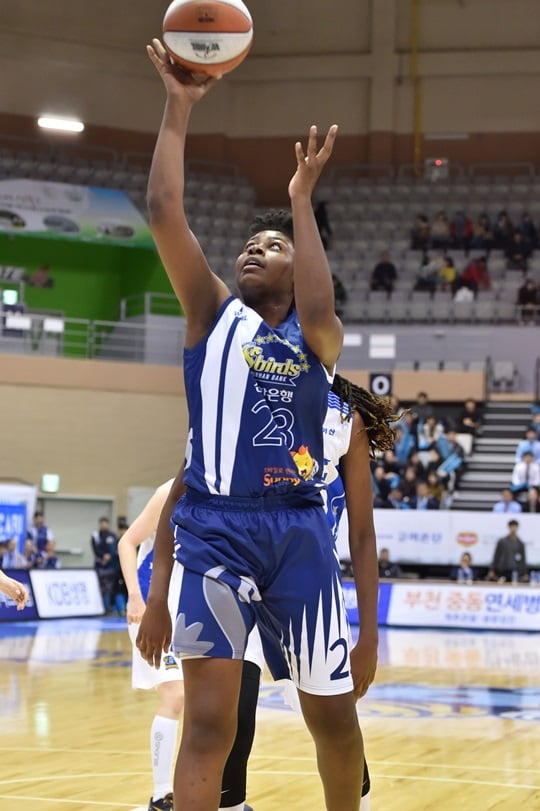 골밑에서 좋은 모습을 보인 윌리엄즈. /사진=WKBL 제공