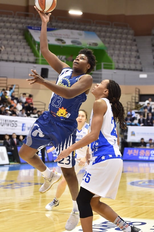 골밑을 장악하며 팀 승리를 이끈 윌리엄즈. /사진=WKBL 제공